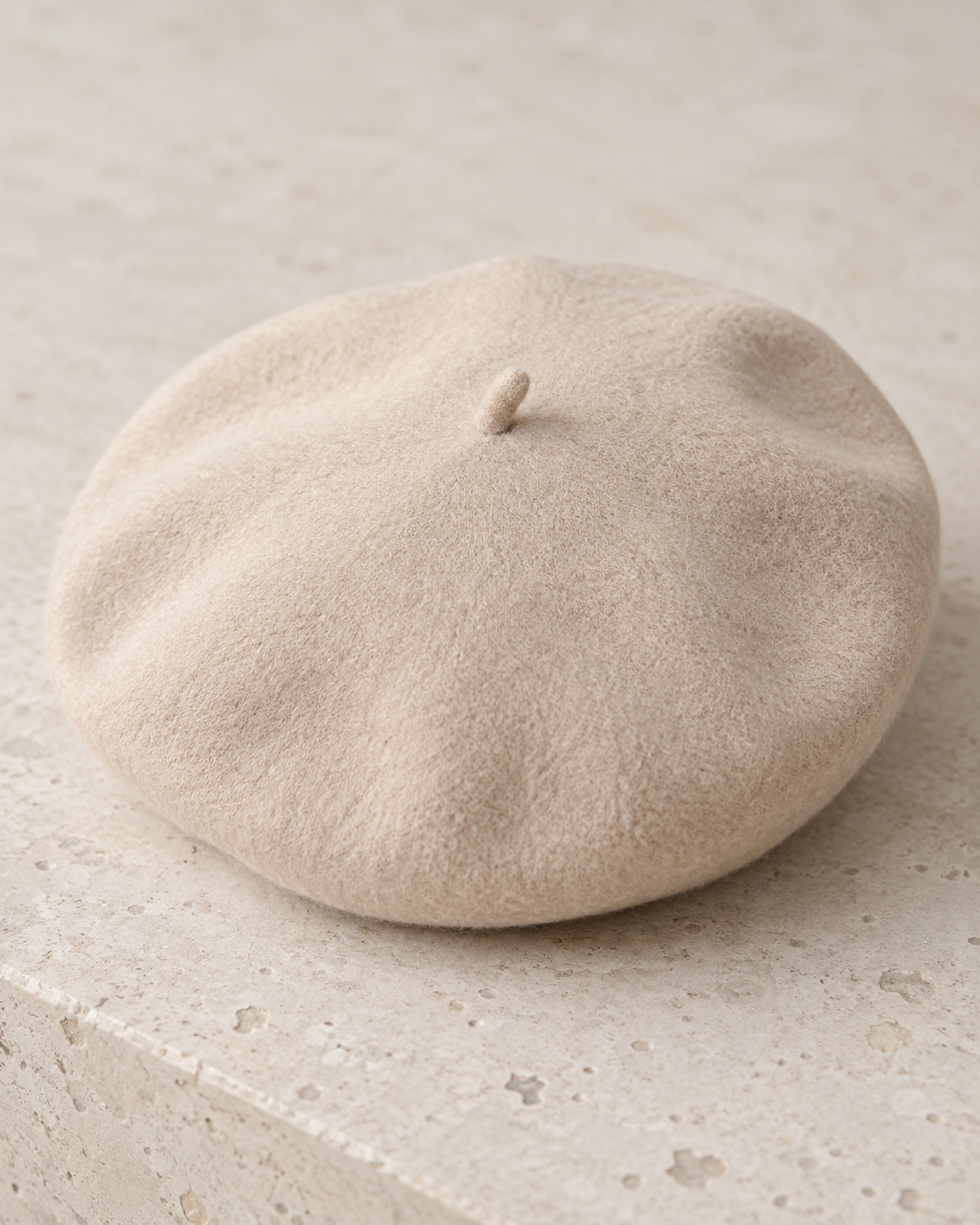 Beige Baskenmütze mit kleinem Mittelpunktstiel