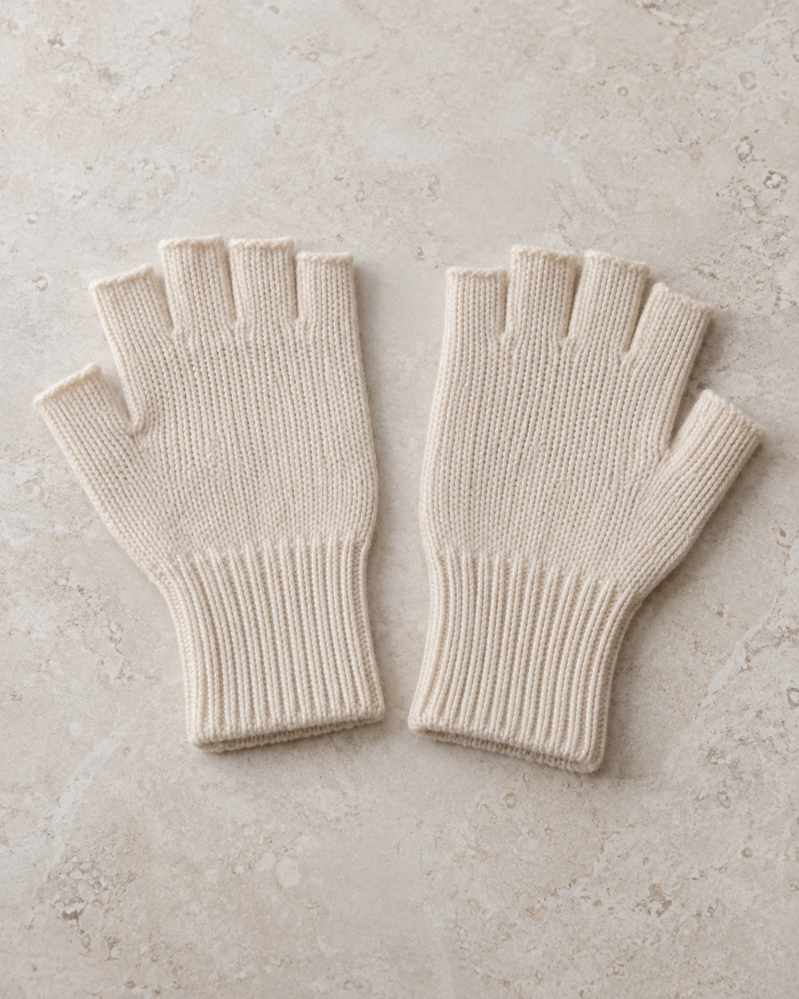 Beige fingerlose Strickhandschuhe mit geripptem Handgelenk