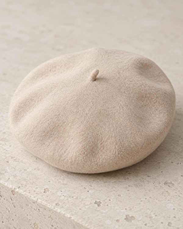Beige Baskenmütze mit kleinem Mittelpunktstiel
